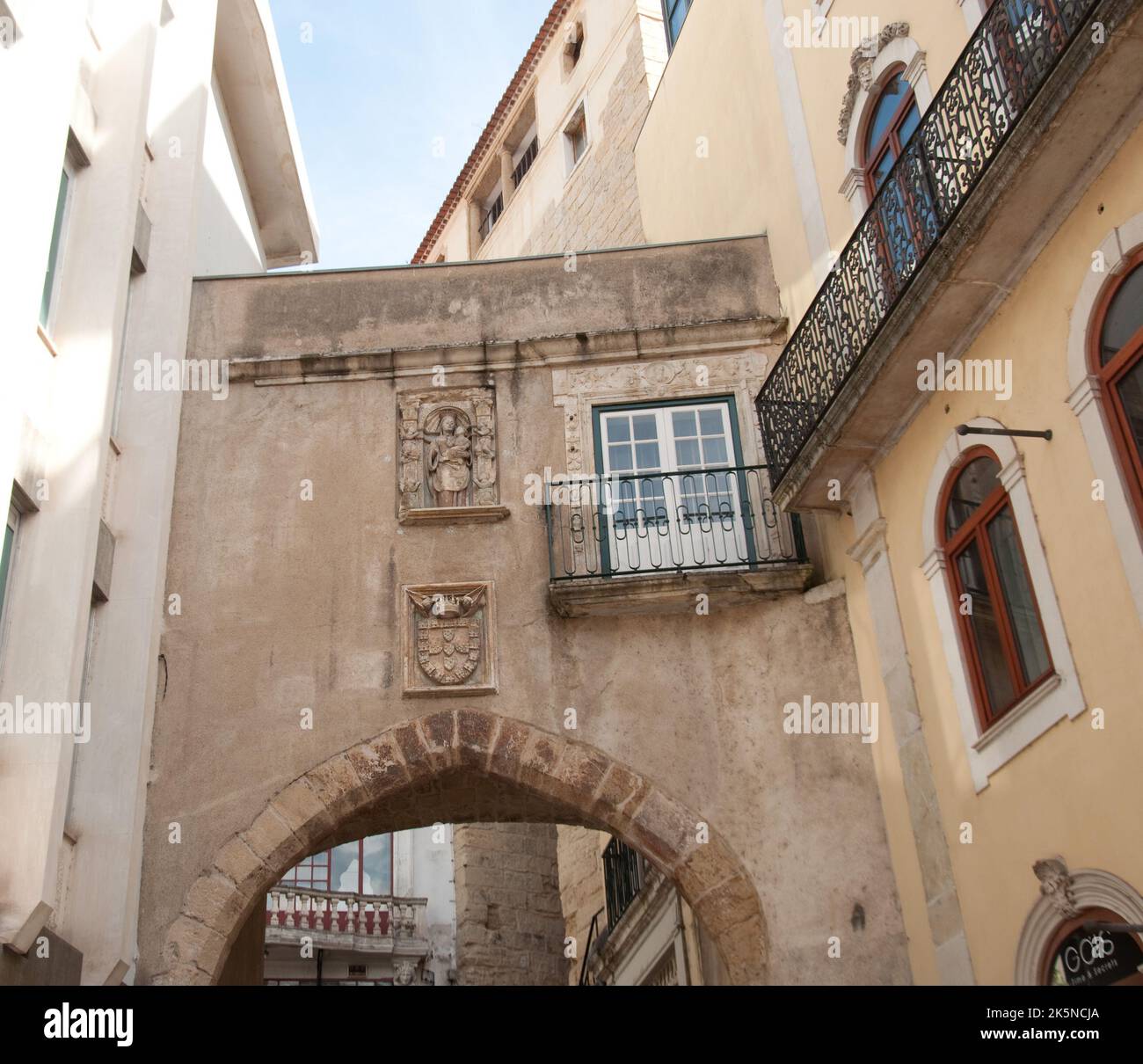 Arco de Almedina, Coimbra, Portugal . L'Arco de Almedina faisait partie du mur médiéval solide reconstruit au 11th siècle par le conquérant arabe Alma Banque D'Images