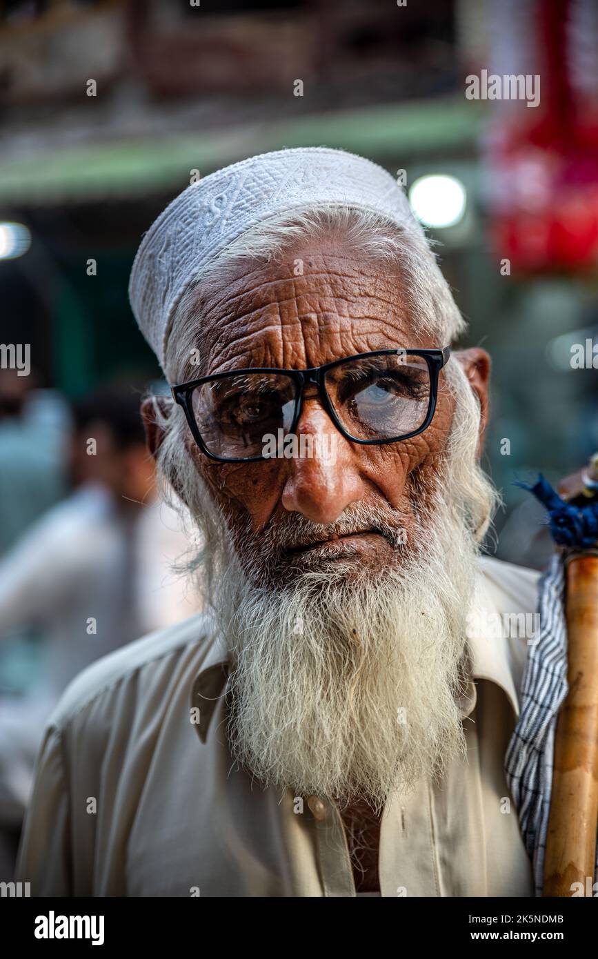 Portrait d'un vieil homme pakistanais à barbe blanche, Peshawar, province de Khyber Pakhtunkhwa, Pakistan Banque D'Images