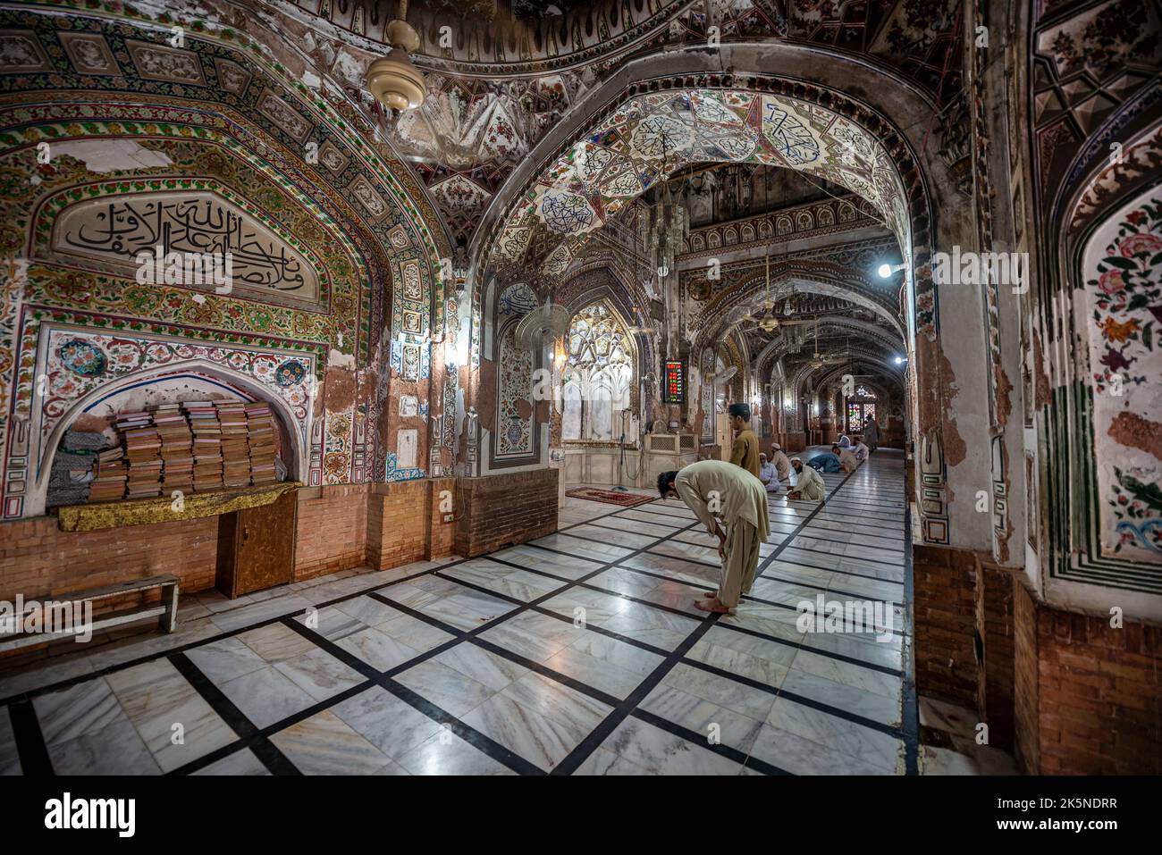 Intérieurs richement décorés de la mosquée Mohabbat Khan, Peshawar, province de Khyber Pakhtunkhwa, Pakistan Banque D'Images