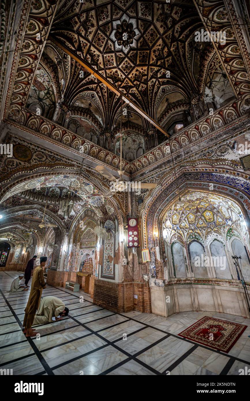 Intérieurs richement décorés de la mosquée Mohabbat Khan, Peshawar, province de Khyber Pakhtunkhwa, Pakistan Banque D'Images