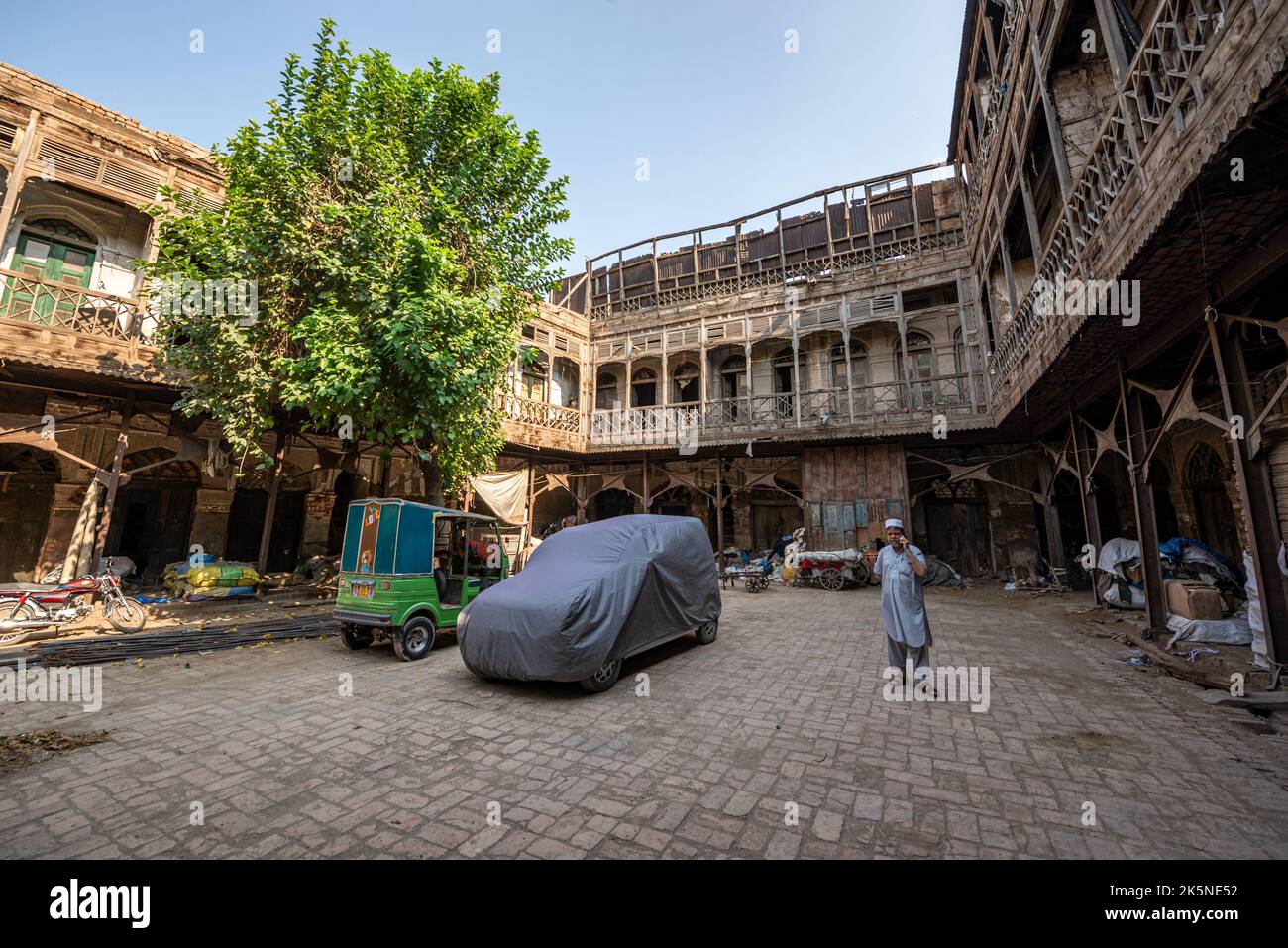 Cour d'un ancien bâtiment en bois, Peshawar, province de Khyber Pakhtunkhwa, Pakistan Banque D'Images