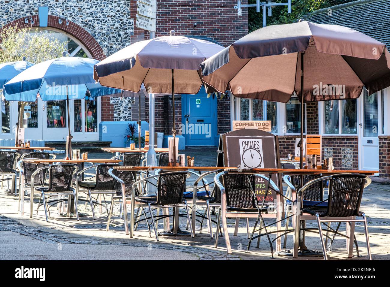 Dorking, Surrey Hills, Royaume-Uni, 09 octobre 2022, café extérieur ou coin salon avec personne le jour du soleil Banque D'Images