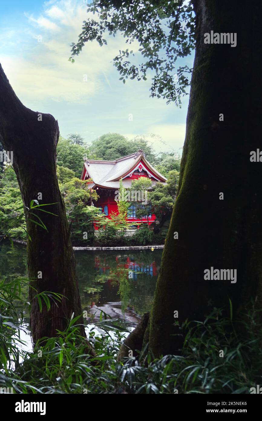 Maison japonaise traditionnelle en face d'un lac Banque D'Images