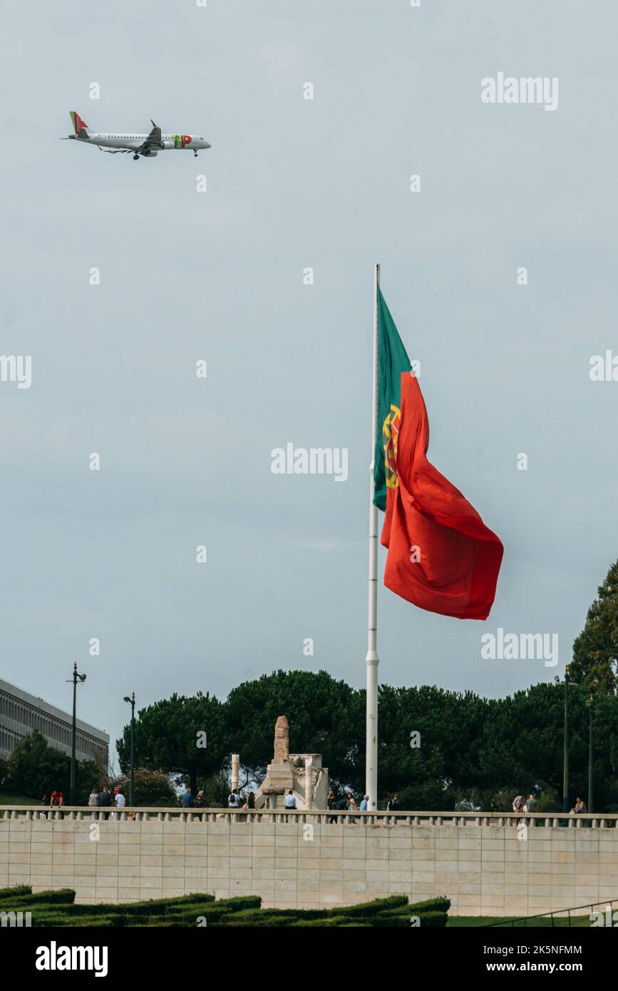 Drapeau du Portugal au parc Eduardo VII juxta placé contre un avion appartenant à TAP Portugal Banque D'Images