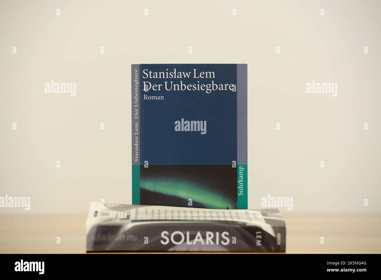Roman Von Stanislaw Lem 7 Buchstaben Le roman invincible Banque de photographies et d’images à haute