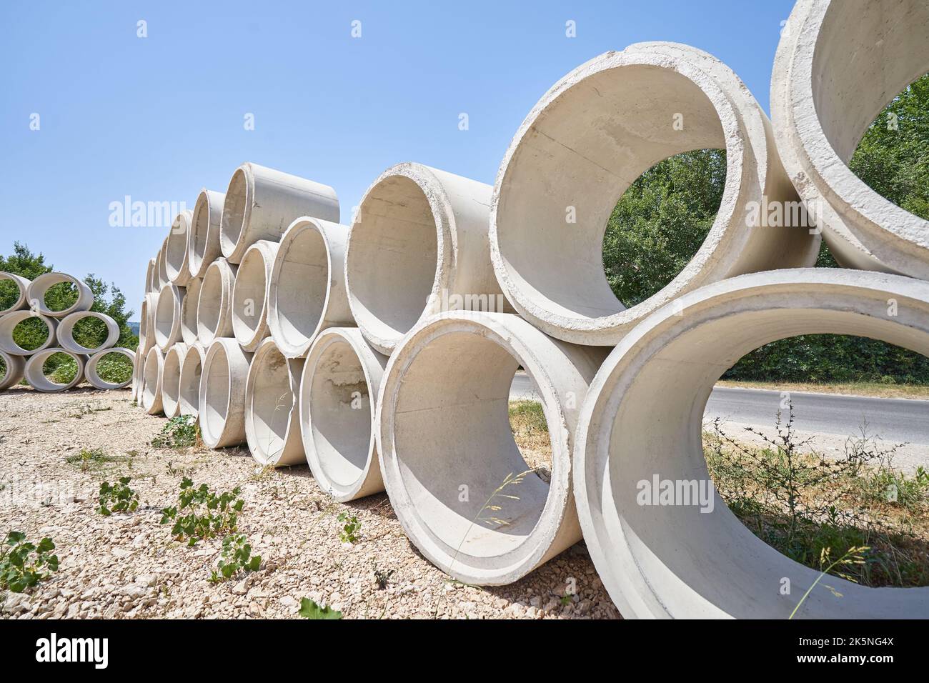 Tuyaux de drainage en béton pour fosses septiques et puits Photo Stock