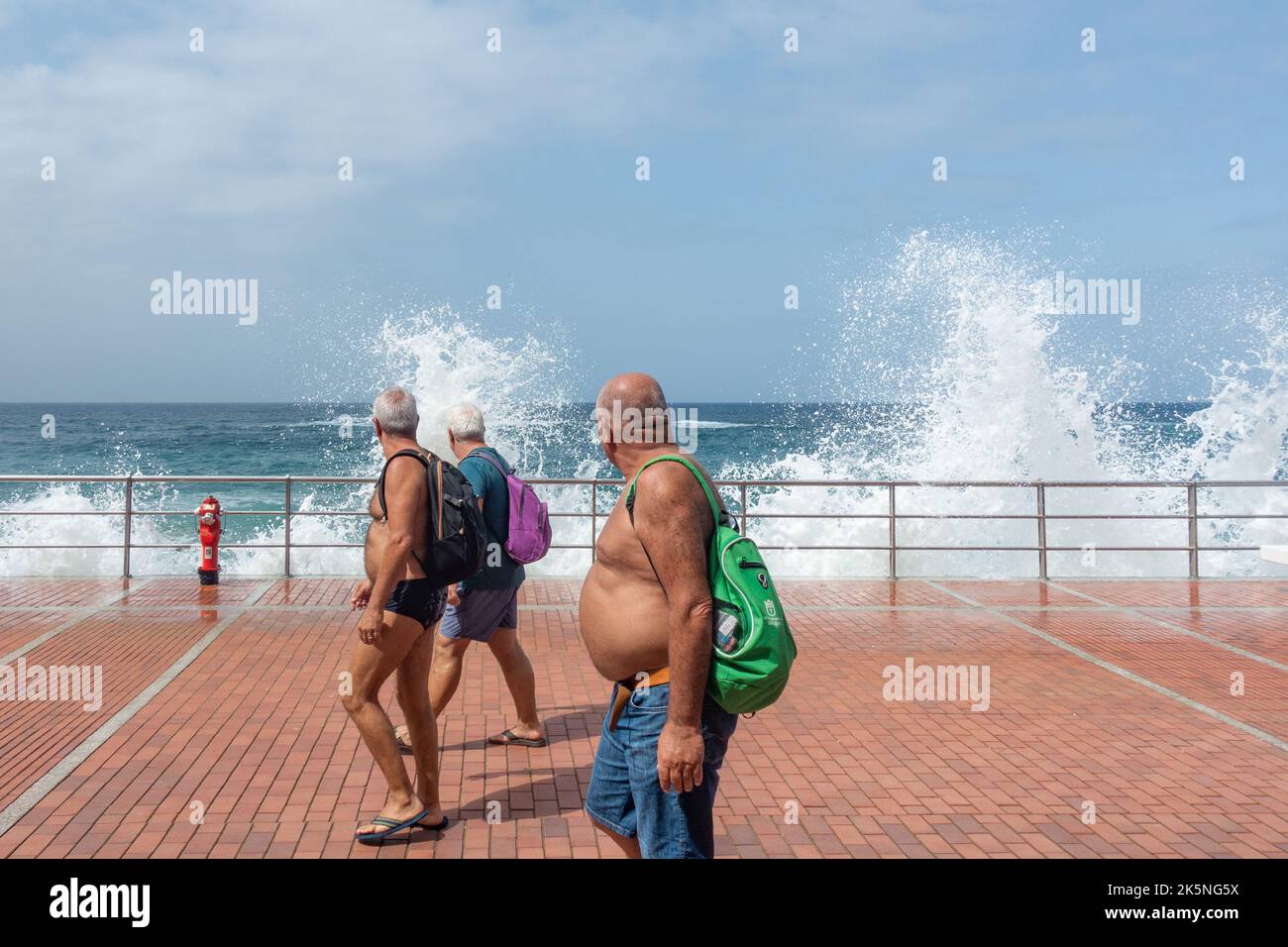 Las Palmas, Grande Canarie, Îles Canaries, Espagne. 9th octobre 2022. Les touristes, dont beaucoup sont originaires du Royaume-Uni, se prélassent sous un soleil magnifique sur la plage de Las Palmas sur la Gran Canaria ; une destination populaire pour de nombreux vacanciers britanniques. Crédit : Alan Dawson/Alay Live News. Banque D'Images