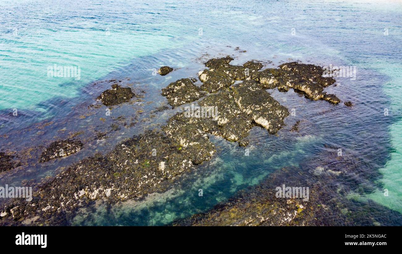 Un récif océanique. Rochers de mer dans l'Atlantique nord. Banque D'Images