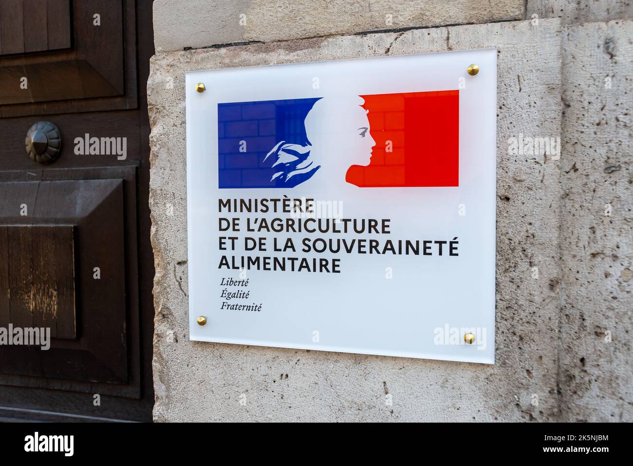 Gros plan de la plaque fixée à l'entrée du Ministère de l'agriculture et de la souveraineté alimentaire, Paris, France Banque D'Images