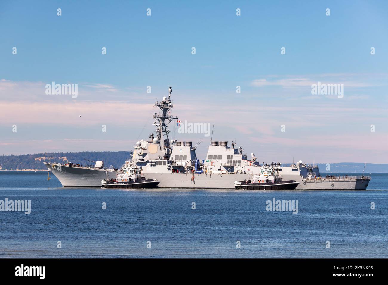 Everett, Australie occidentale. USA - 08-29-2022: Le destroyer de la marine USS McCampbell quitte la base navale d'Everett Banque D'Images