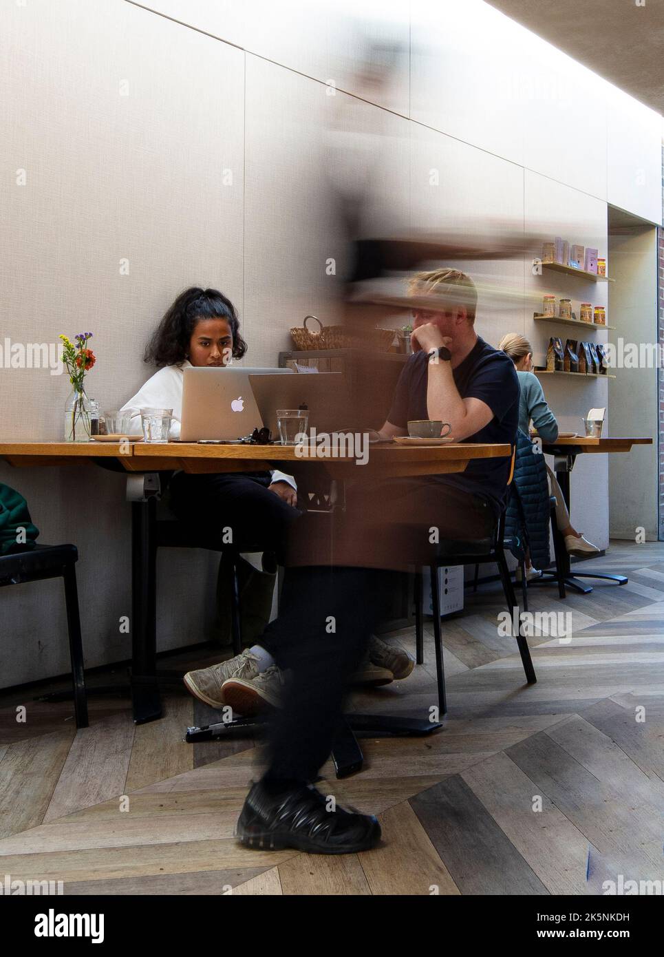 Cafe in Dulwich Picture Gallery in Gallery Road, Dulwich, South London, Royaume-Uni; conçu par Sir John Soane, ouvert en 1817; serveur flou servant de la nourriture Banque D'Images