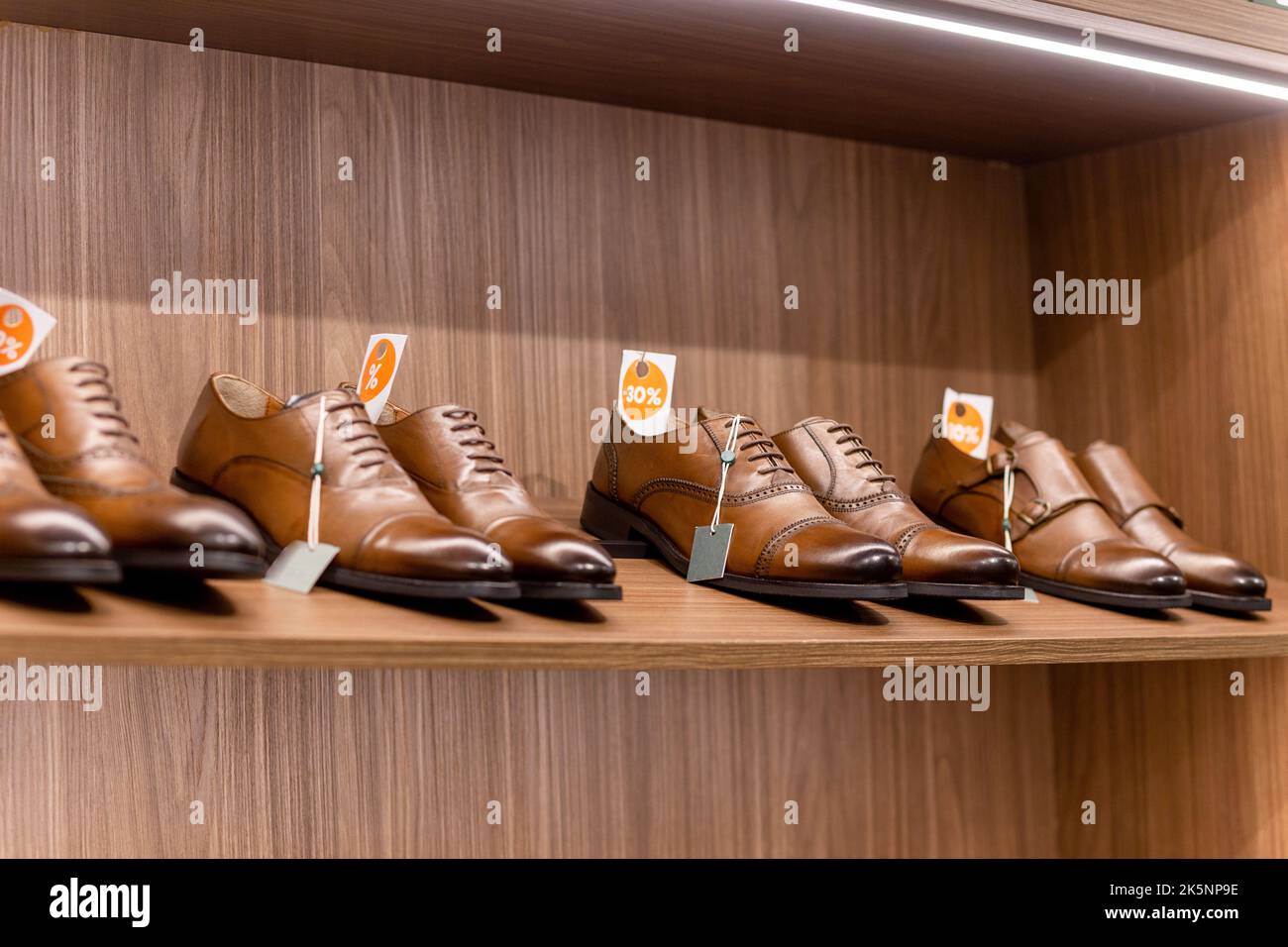 Libre d'une ligne de chaussures pour hommes dans un magasin de vêtements  pour hommes Photo Stock - Alamy