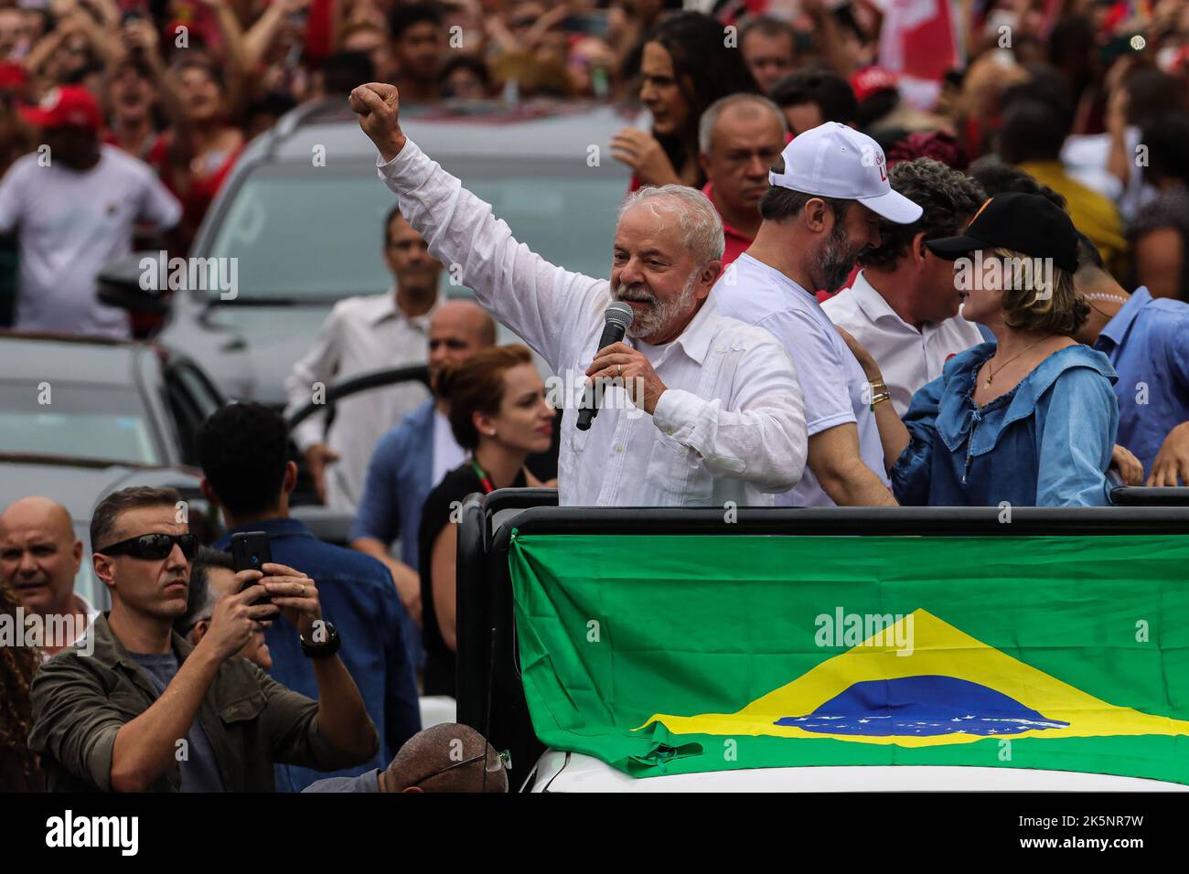 Belo Horizonte, Brésil. 09th octobre 2022. L'ancien président Luís Inacio Lula da Silva (M) assiste à un rassemblement de campagne. Après la victoire étroite de l'ancien chef d'État brésilien de gauche Luiz Inácio Lula da Silva au premier tour de l'élection présidentielle, il y aura un second tour entre lui et le président sortant Bolsonaro sur 30 octobre 2022. Credit: Rodney Costa/-/dpa/Alay Live News Banque D'Images