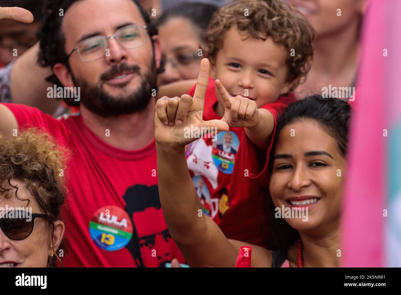 Belo Horizonte, Brésil. 09th octobre 2022. Les partisans de l'ancien président Luís Inacio Lula da Silva participent à un rassemblement de campagne. Après la victoire étroite de l'ancien chef d'État brésilien de gauche Luiz Inácio Lula da Silva au premier tour de l'élection présidentielle, il y aura un second tour entre lui et le président sortant Bolsonaro sur 30 octobre 2022. Credit: Rodney Costa/-/dpa/Alay Live News Banque D'Images