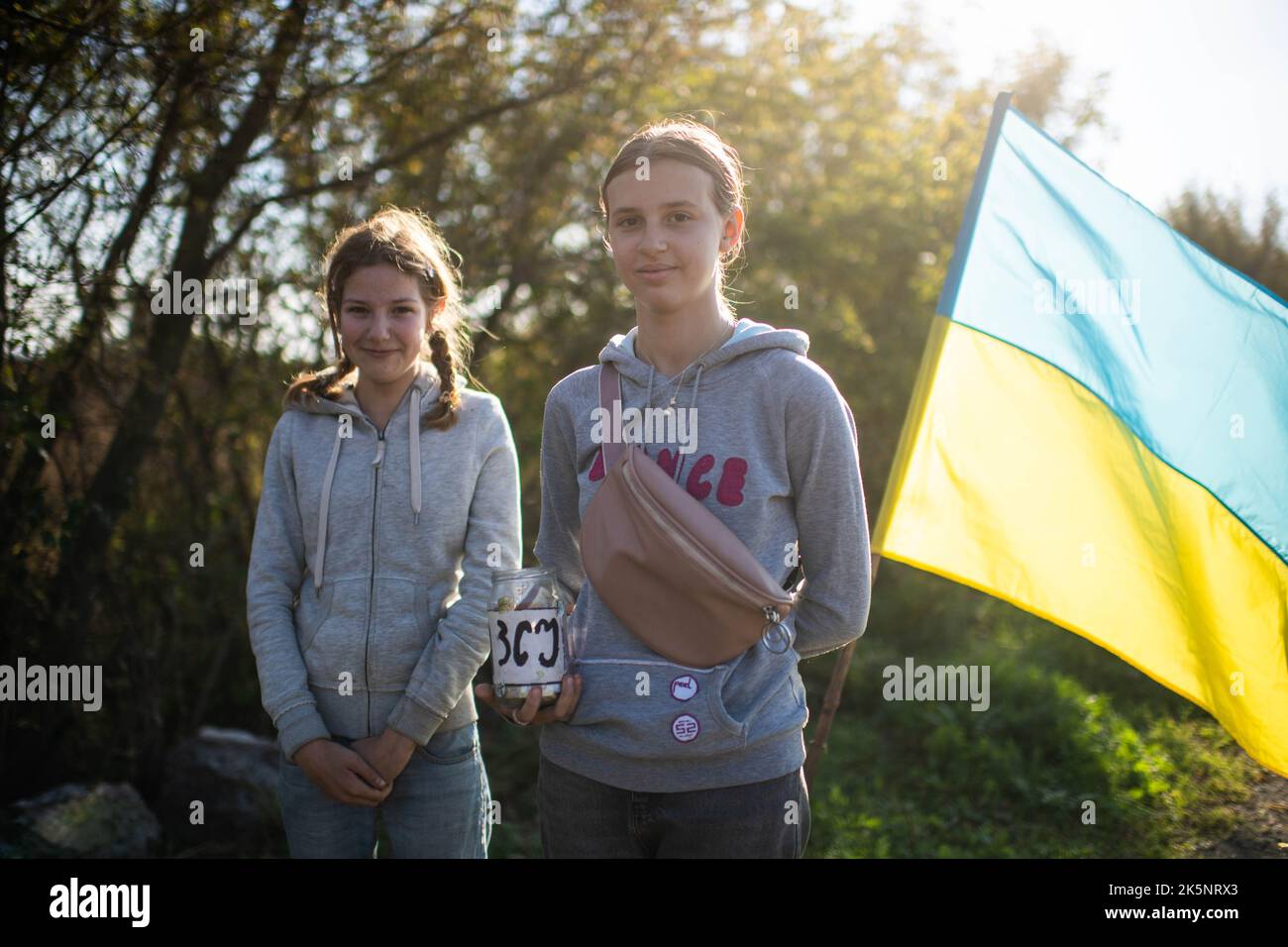 Oleksandrivka, Ukraine. 08th octobre 2022. Deux jeunes filles se tiennent à un faux point de contrôle pour recueillir de l'argent pour les forces armées ukrainiennes près d'un village de l'oblast de Donetsk dans la région du Donbass en Ukraine, à seulement 80km environ des combats acharnés sur les lignes de front de la guerre russo-ukrainienne. Partout en Ukraine, les enfants qui forgent des faux postes de contrôle sont courants, imitant les postes de contrôle militaires et policiers désormais omniprésents dans le pays. (Photo par Laurel Chor/SOPA Images/Sipa USA) crédit: SIPA USA/Alay Live News Banque D'Images