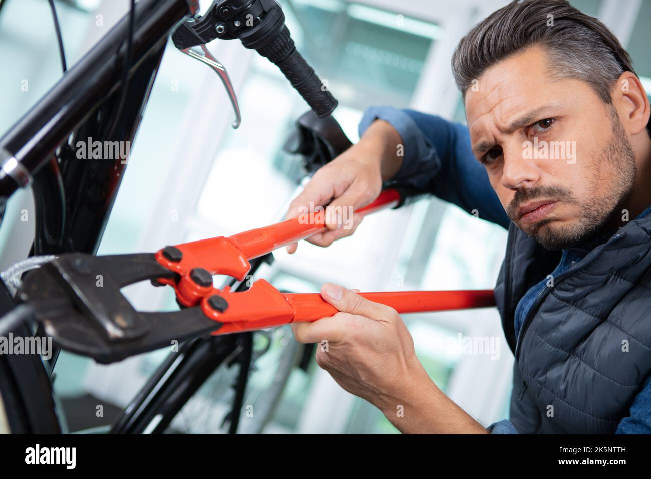 l'homme ennuyé essaie de se procurer son vélo Banque D'Images