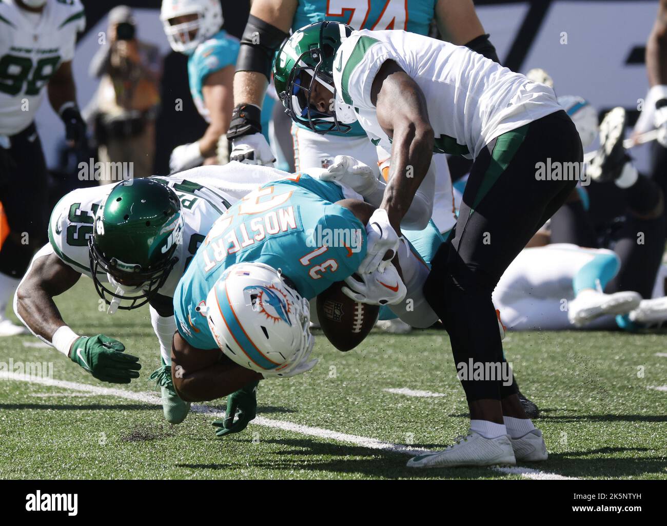 East Rutherford, États-Unis. 09th octobre 2022. Les dauphins de Miami Raheem Mostert est attaqué par New York Jets will Parks dans le premier trimestre au stade MetLife à East Rutherford, New Jersey, dimanche, 9 octobre 2022. Photo de John Angelillo/UPI crédit: UPI/Alay Live News Banque D'Images