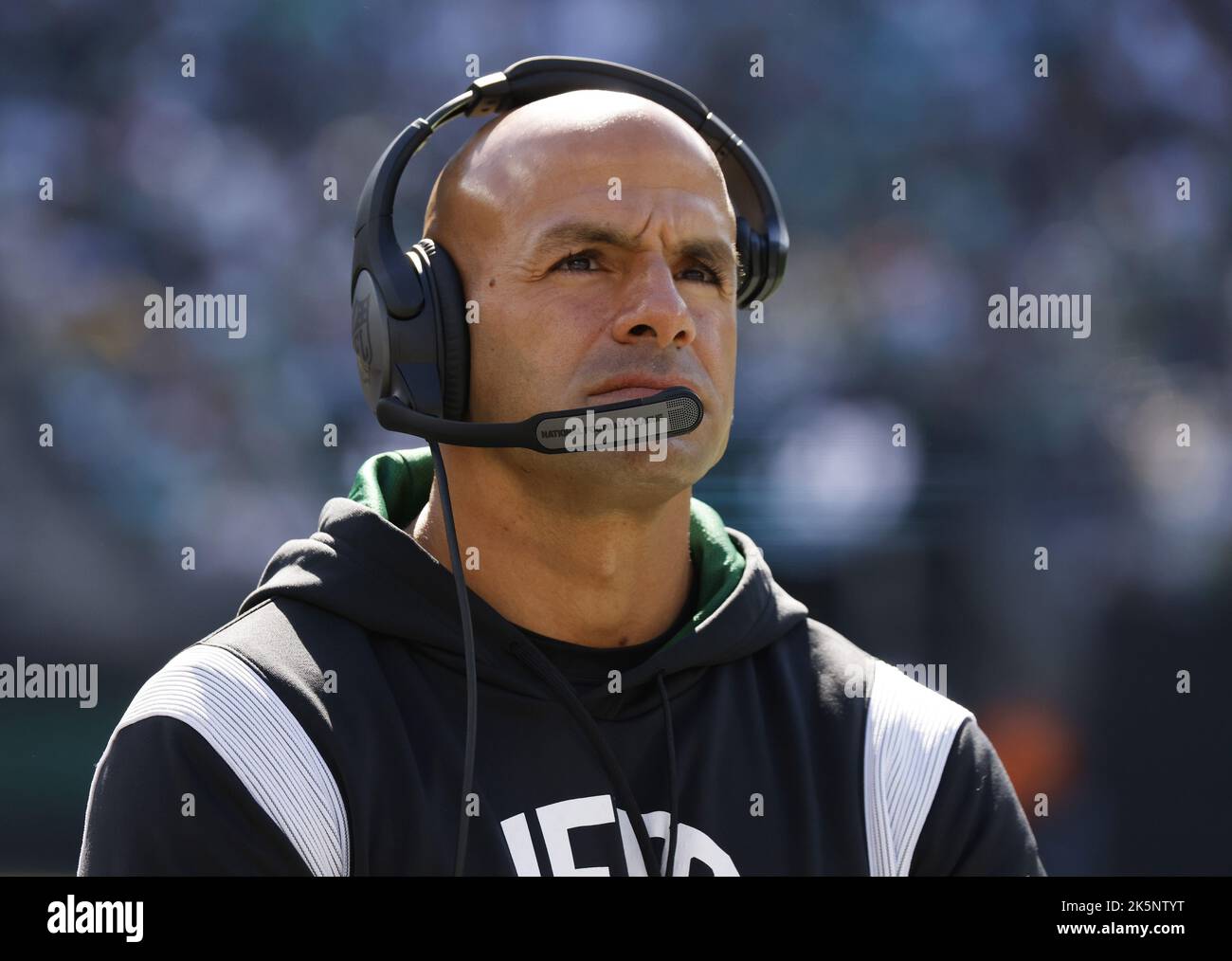 East Rutherford, États-Unis. 09th octobre 2022. Robert Saleh, entraîneur-chef des Jets de New York, se tient sur la touche dans le premier trimestre contre les dauphins de Miami au stade MetLife à East Rutherford, New Jersey, dimanche, 9 octobre 2022. Photo de John Angelillo/UPI crédit: UPI/Alay Live News Banque D'Images