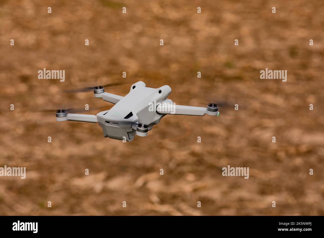 Un drone de caméra mobile ou multipter avec des rotors tournants isolés à l'extérieur en survolant un champ Banque D'Images