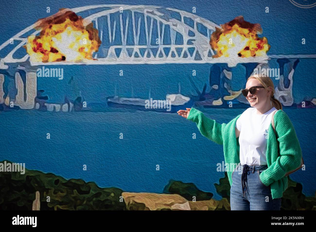 Kiev, Ukraine. 09th octobre 2022. Une femme pose pour une photo devant une maquette d'un timbre représentant le pont en feu de Crimée en arrière-plan, dans le centre de Kiev. Sur 8 octobre, une explosion s'est produite sur le pont de Crimée construit par la Russie reliant la Russie à la péninsule de Crimée occupée par lui, endommageant une partie de la structure du pont. (Photo par Oleksii Chumachenko/SOPA Images/Sipa USA) crédit: SIPA USA/Alay Live News Banque D'Images