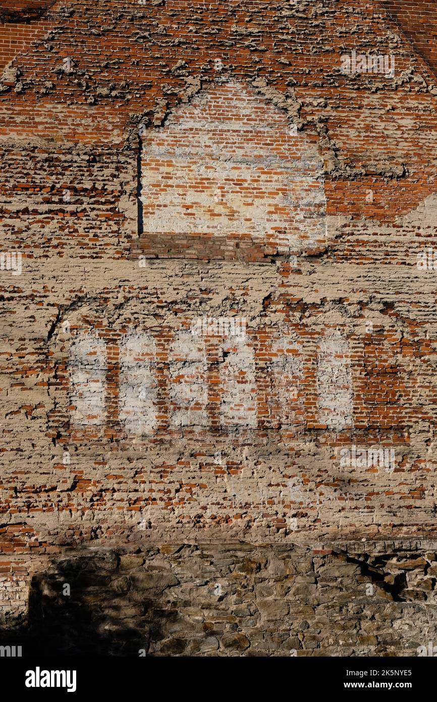 Contours des anciennes fenêtres sur l'extérieur en briques apparentes. Banque D'Images