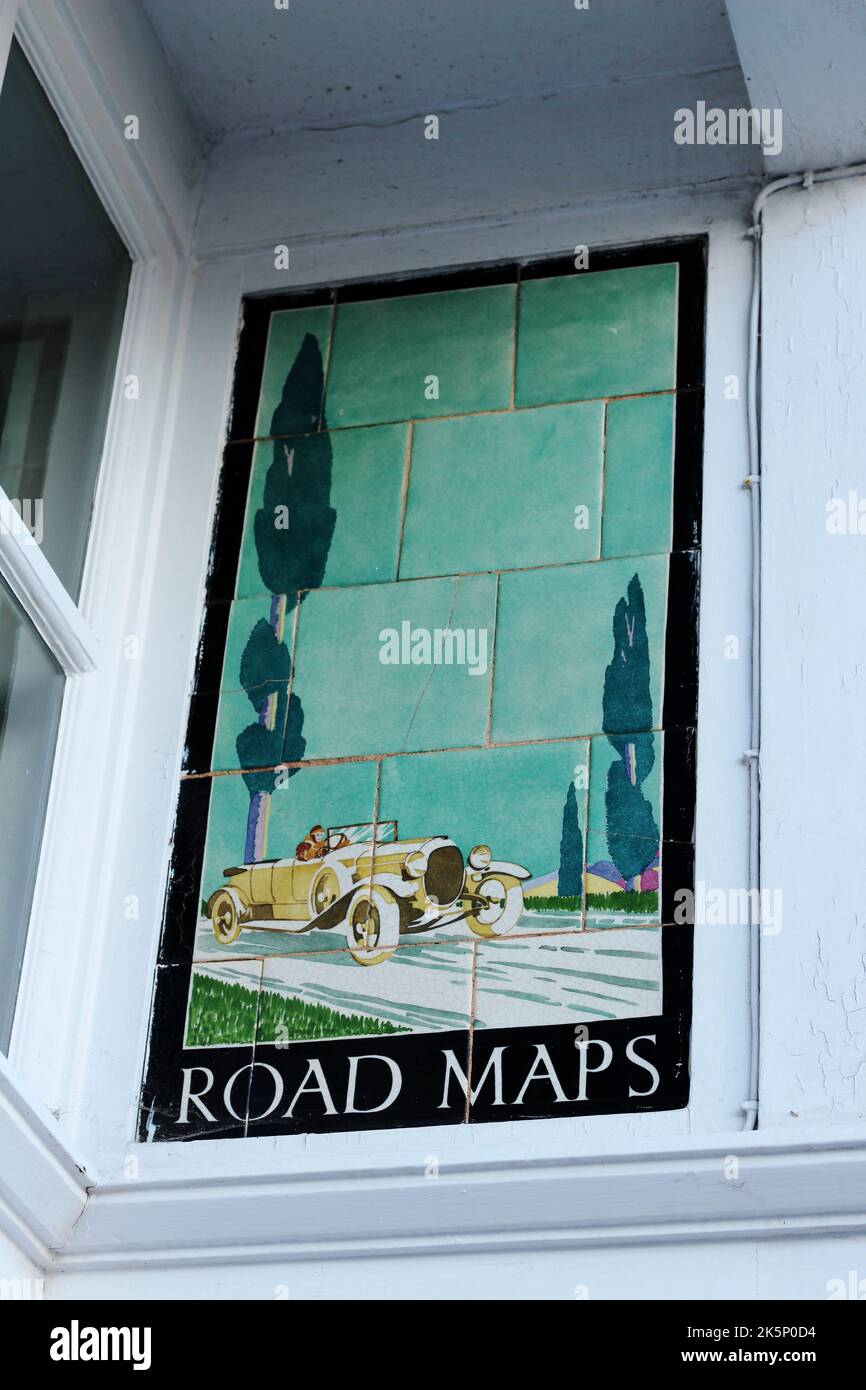 Panneau de carrelage peint de style 1920s à l'entrée des Newsagents WHSmith dans Great Malvern, Worcestershire Banque D'Images