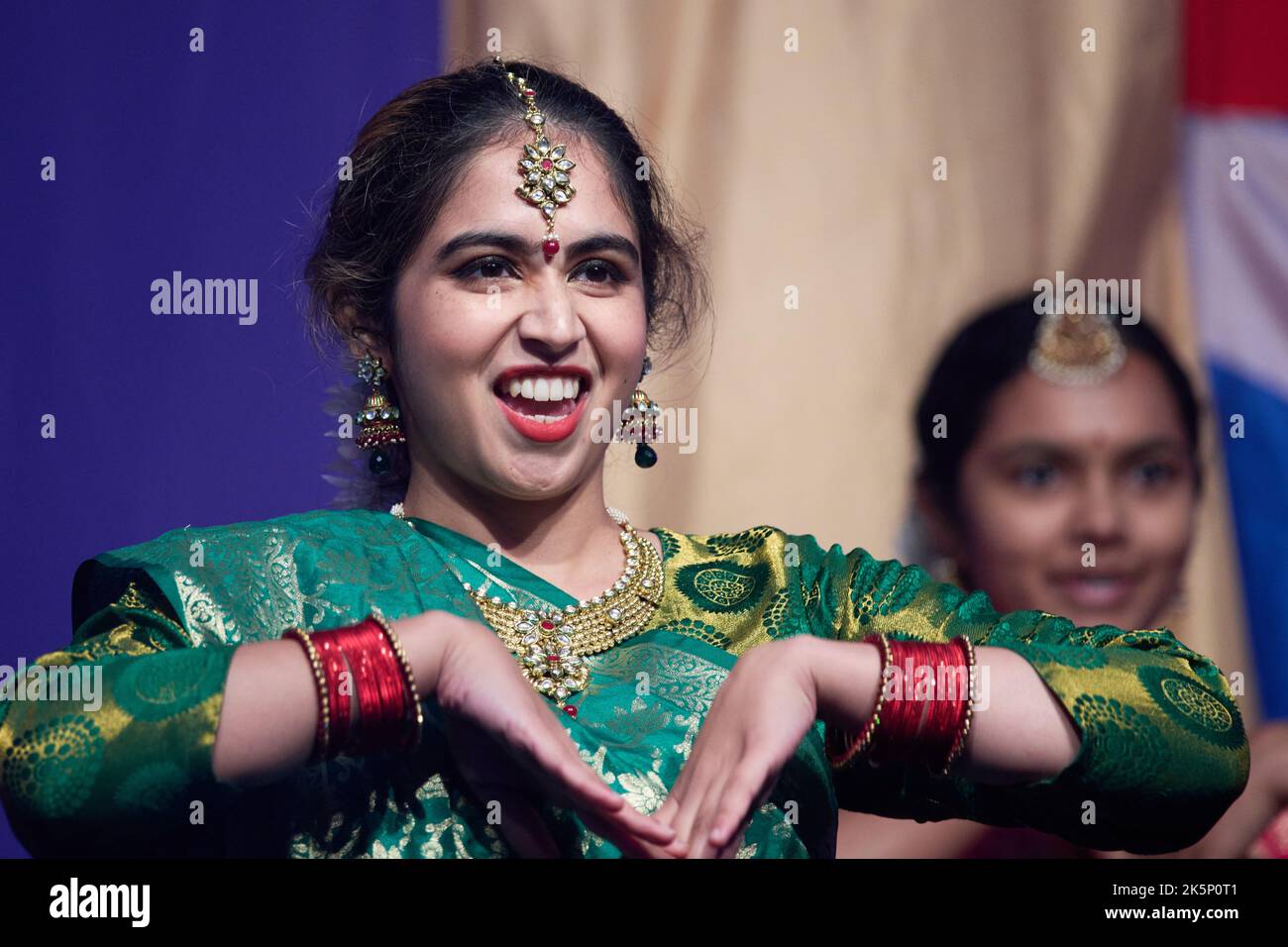 Edinburgh, Écosse, Royaume-Uni, 09 octobre 2022. Le festival Dusherra se déroule sur Calton Hill avec la musique et la danse contemporaines indiennes traditionnelles commémorant une guerre entre les dieux et les démons. Credit sst/alamy Live News Banque D'Images