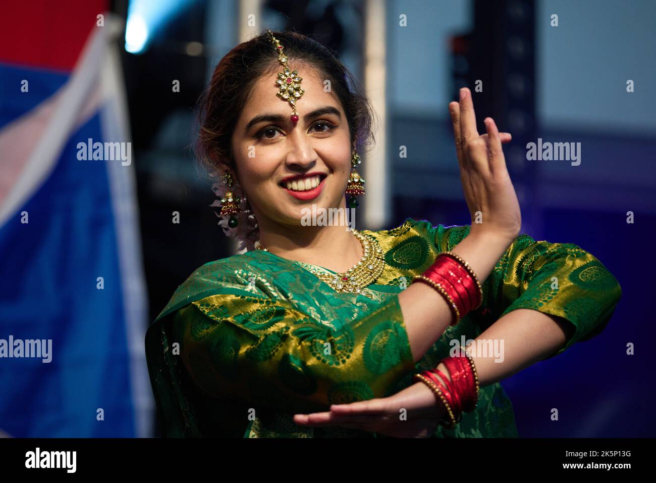 Edinburgh, Écosse, Royaume-Uni, 09 octobre 2022. Le festival Dusherra se déroule sur Calton Hill avec la musique et la danse contemporaines indiennes traditionnelles commémorant une guerre entre les dieux et les démons. Credit sst/alamy Live News Banque D'Images