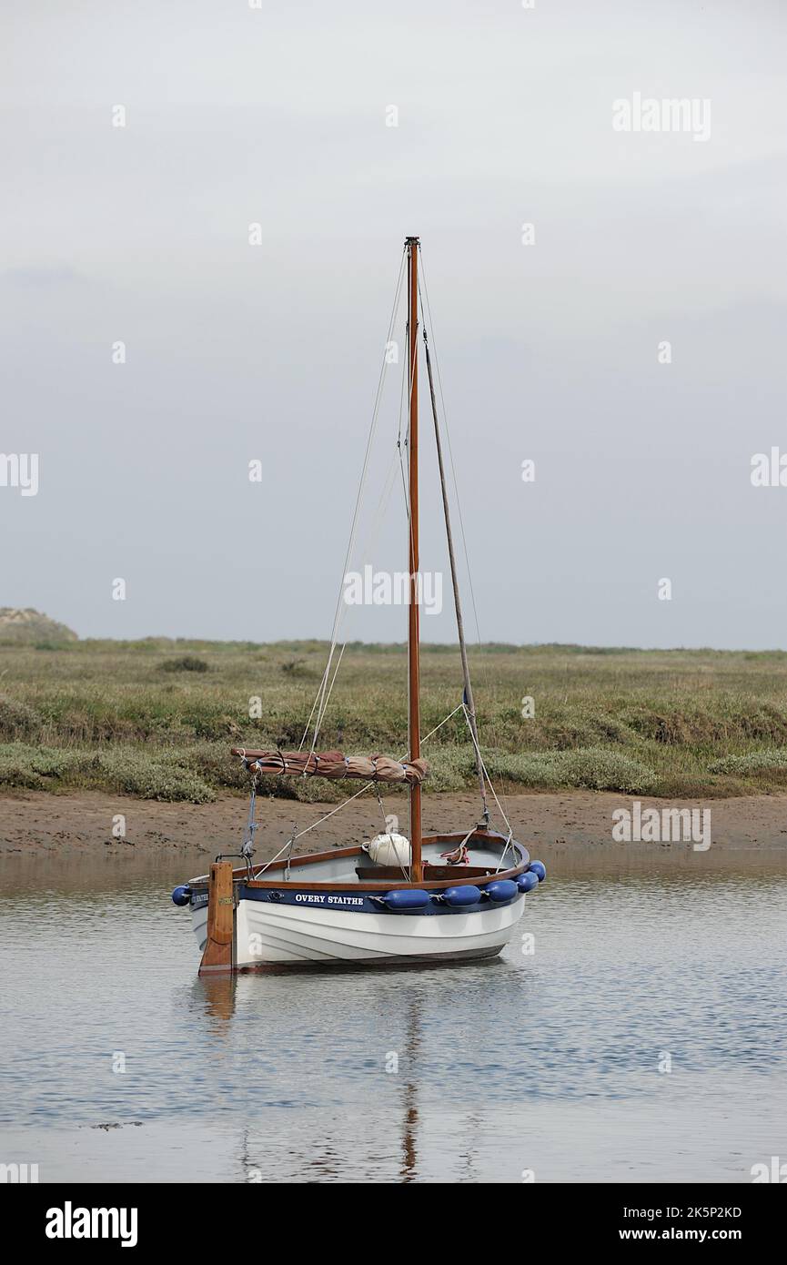 Bateau à voile à Burnham Overy Staithe dans Norfolk Banque D'Images