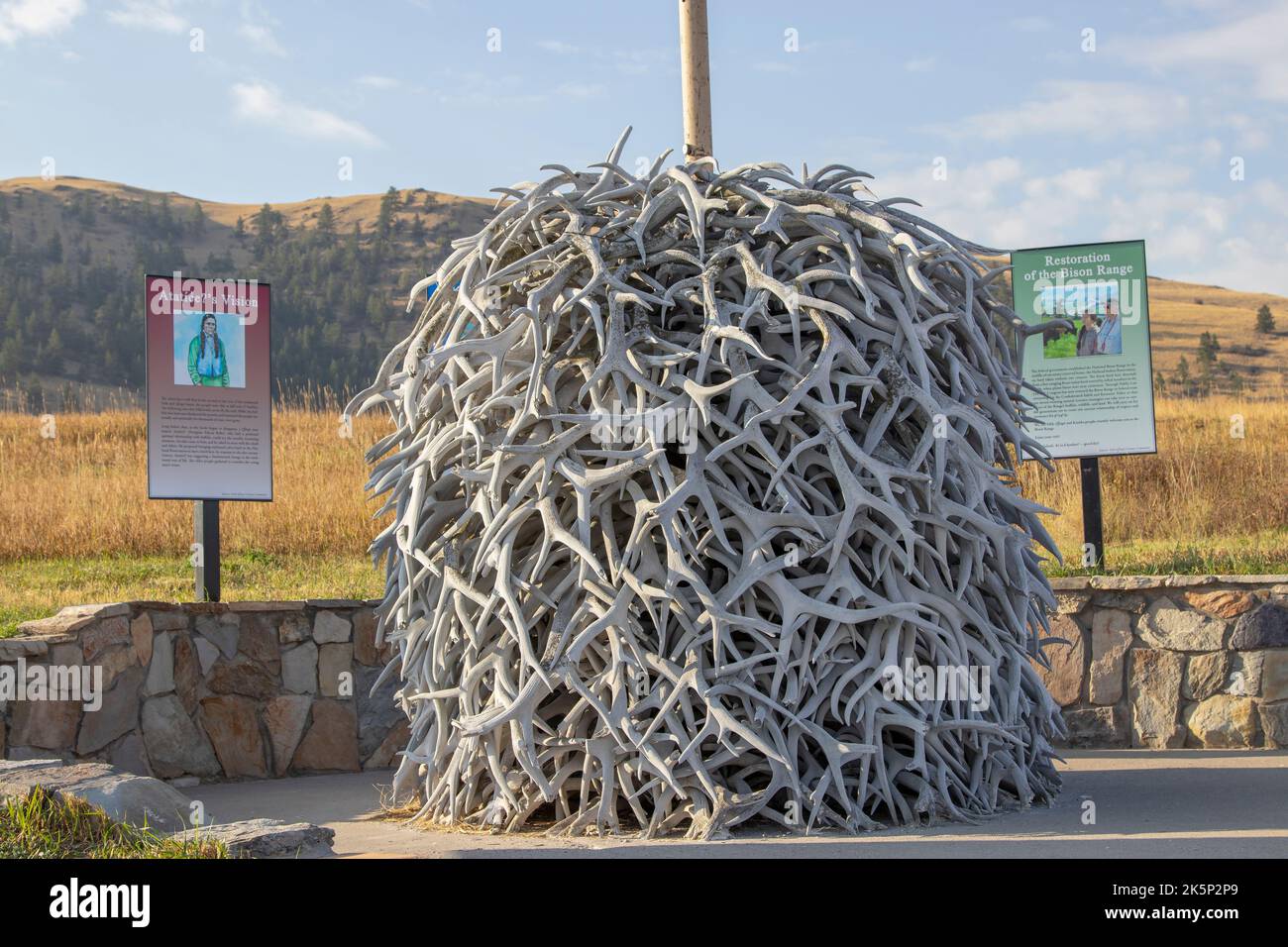 Une impressionnante pile de bois d'élan blanchis exposés au centre d'accueil national Bison Range du Montana, aux États-Unis Banque D'Images