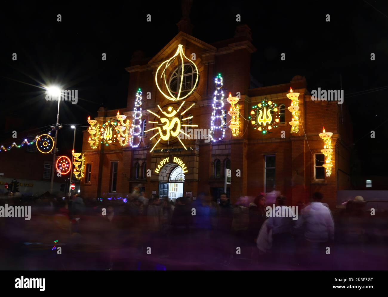 Leicester, Leicestershire, Royaume-Uni. 9th octobre 2022. Les gens assistent à l'événement annuel d'allumage Diwali Lights sur le Golden Mile. LeicesterÔs fête de Diwali est l'une des plus grandes en dehors de l'Inde. Credit Darren Staples/Alay Live News. Banque D'Images