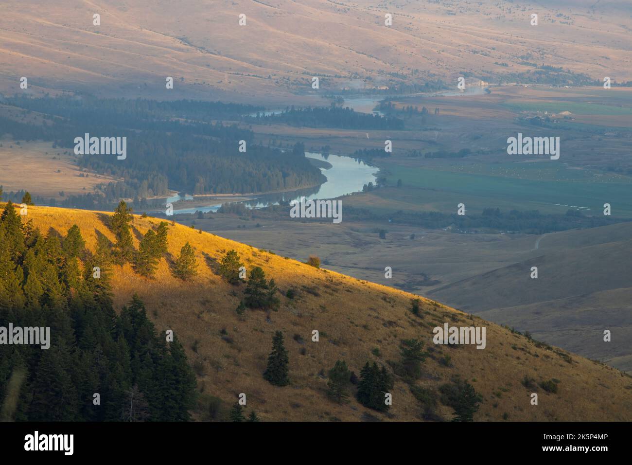 Regardez depuis la Loop Road dans la National Bison Range, Montana avec la rivière Flathead au loin. Banque D'Images