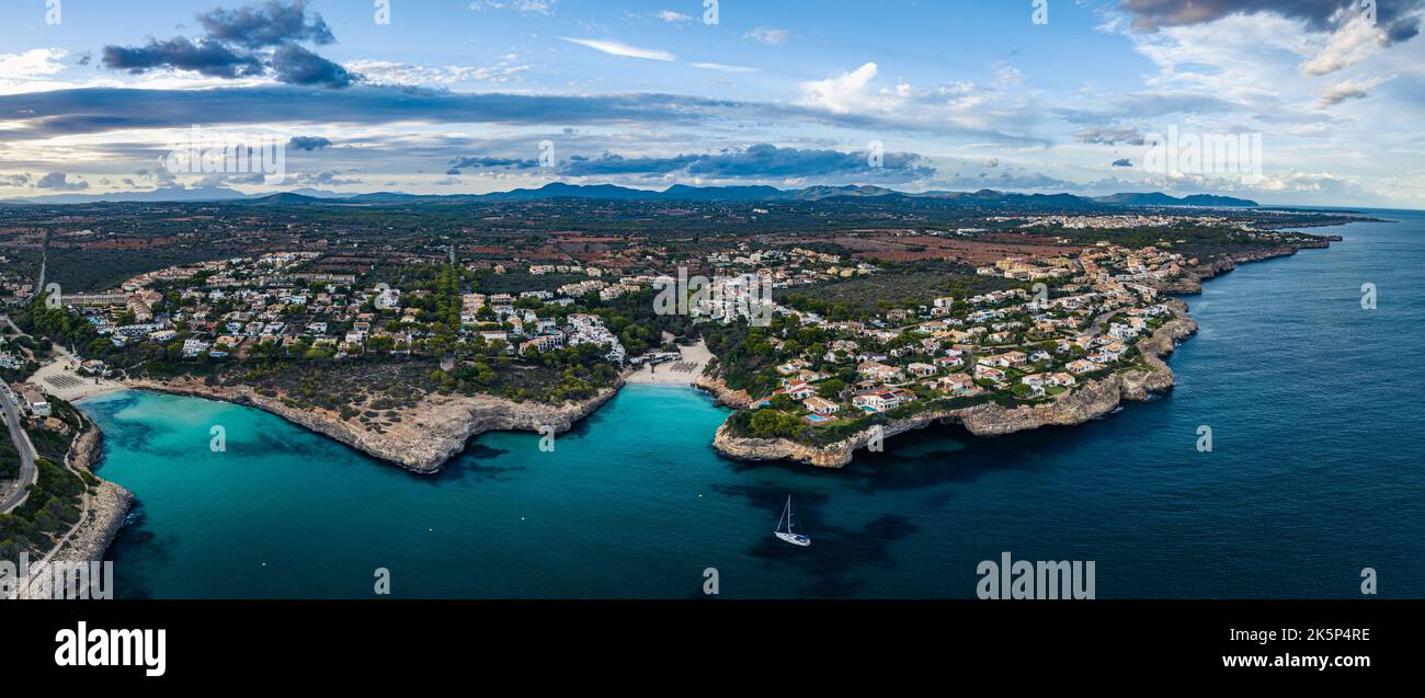 Coucher de soleil sur Cala Anguila-Cala Mendia depuis un drone, Porto Cristo, Majorque, Espagne, Europe Banque D'Images