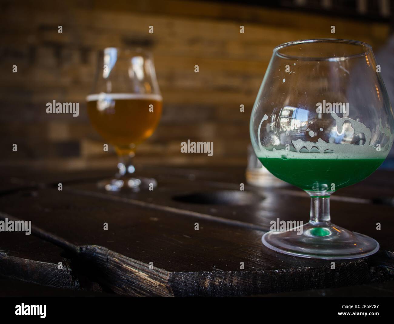 Bière verte célébrant la St Patricks Day - Taproom avec bar en bois Banque D'Images