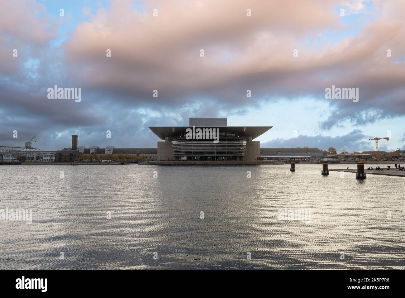 Copenhague, Danemark. Octobre 2022. Vue panoramique sur l'opéra de Copenaghen en face de la mer dans le centre-ville Banque D'Images