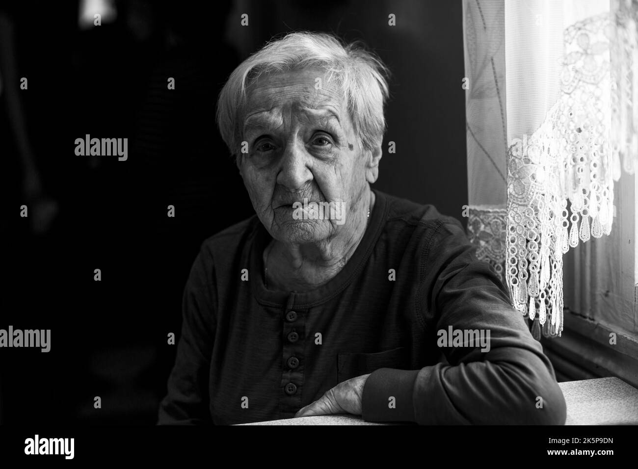 Un portrait tragique d'une vieille femme. Photo en noir et blanc. Banque D'Images