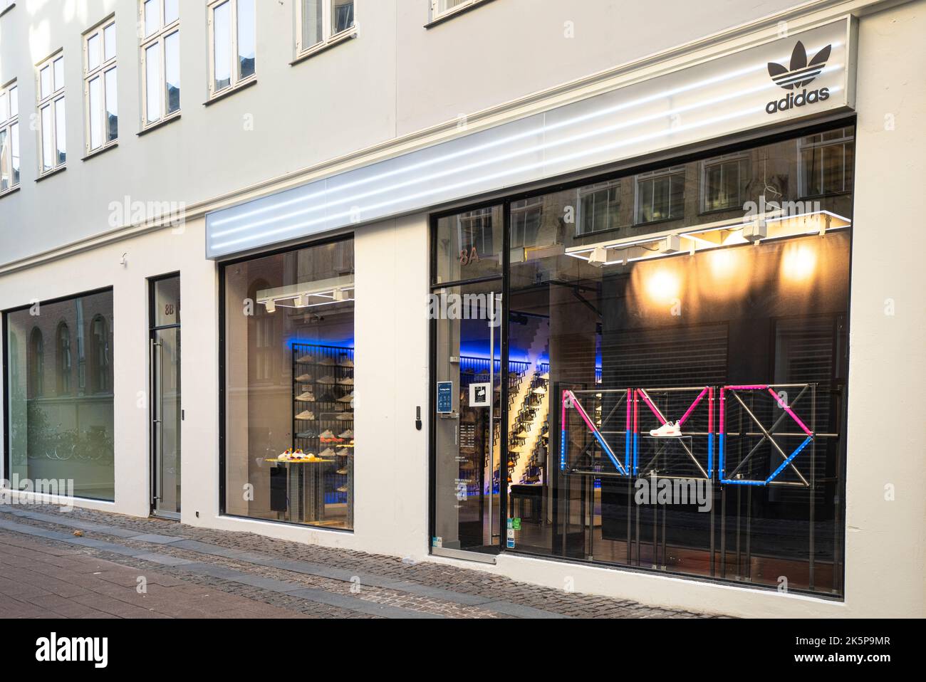 Copenhague, Danemark. Octobre 2022. Vue extérieure du magasin de la marque Adidas dans le centre-ville Banque D'Images