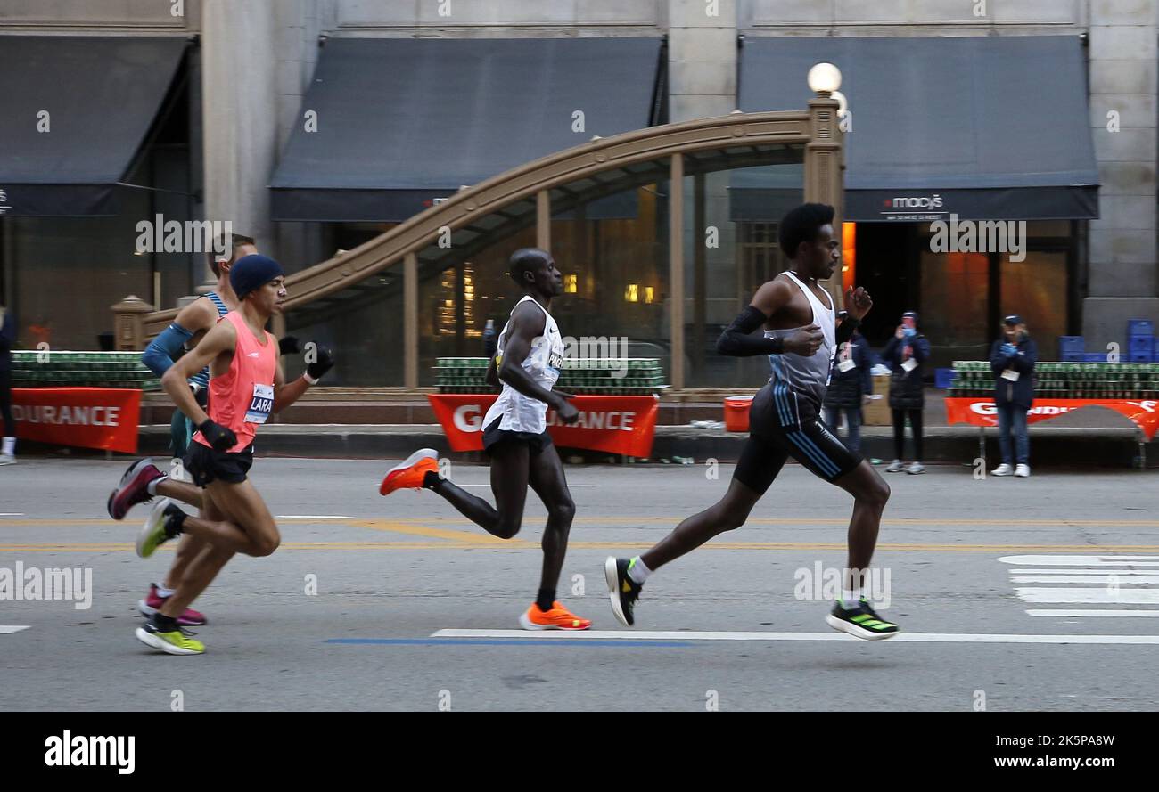 Chicago, Illinois, États-Unis. 9th octobre 2022. 2022 Bank of America le marathon de Chicago commence en direction du nord sur Columbus Drive et se dirige vers l'emblématique State Street qui fait des kilomètres et des kilomètres d'architecture historique. Le parcours de course emmène les participants dans 29 quartiers animés lors d'une visite architecturale de Chicago. Les grands marathons débuteront et se termineront à Grant Park à partir de 7am. (Image de crédit : © Pat A. Robinson/ZUMA Press Wire) Banque D'Images