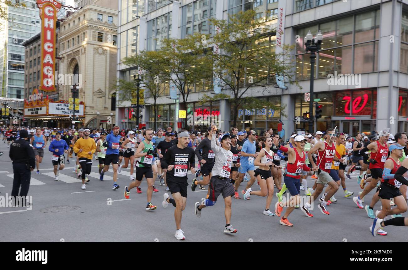 Chicago, Illinois, États-Unis. 9th octobre 2022. 2022 Bank of America le marathon de Chicago commence en direction du nord sur Columbus Drive et se dirige vers l'emblématique State Street qui fait des kilomètres et des kilomètres d'architecture historique. Le parcours de course emmène les participants dans 29 quartiers animés lors d'une visite architecturale de Chicago. Les grands marathons débuteront et se termineront à Grant Park à partir de 7am. (Image de crédit : © Pat A. Robinson/ZUMA Press Wire) Banque D'Images