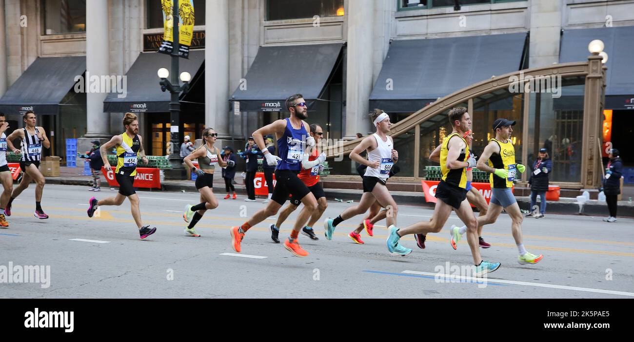 Chicago, Illinois, États-Unis. 9th octobre 2022. 2022 Bank of America le marathon de Chicago commence en direction du nord sur Columbus Drive et se dirige vers l'emblématique State Street qui fait des kilomètres et des kilomètres d'architecture historique. Le parcours de course emmène les participants dans 29 quartiers animés lors d'une visite architecturale de Chicago. Les grands marathons débuteront et se termineront à Grant Park à partir de 7am. (Image de crédit : © Pat A. Robinson/ZUMA Press Wire) Banque D'Images