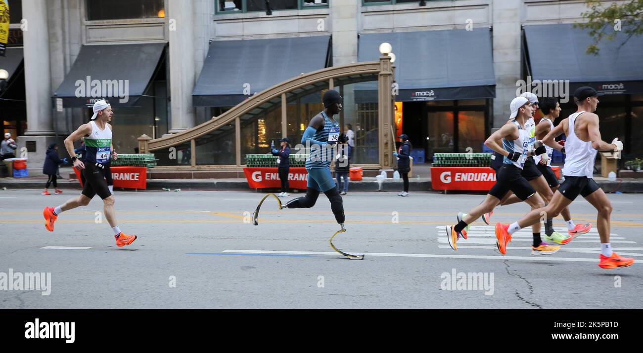 Chicago, Illinois, États-Unis. 9th octobre 2022. 2022 Bank of America le marathon de Chicago commence en direction du nord sur Columbus Drive et se dirige vers l'emblématique State Street qui fait des kilomètres et des kilomètres d'architecture historique. Le parcours de course emmène les participants dans 29 quartiers animés lors d'une visite architecturale de Chicago. Les grands marathons débuteront et se termineront à Grant Park à partir de 7am. (Image de crédit : © Pat A. Robinson/ZUMA Press Wire) Banque D'Images