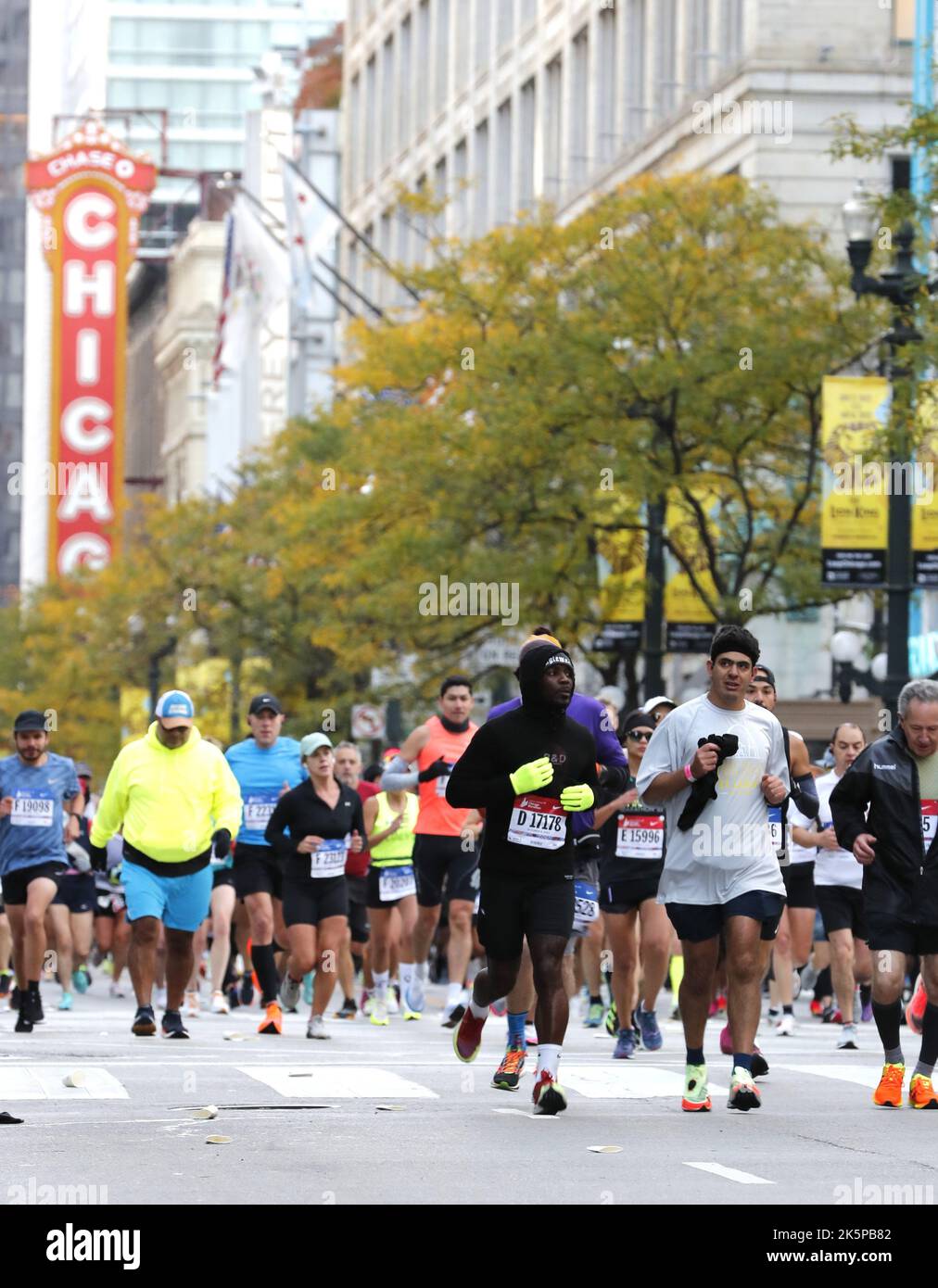 Chicago, Illinois, États-Unis. 9th octobre 2022. 2022 Bank of America le marathon de Chicago commence en direction du nord sur Columbus Drive et se dirige vers l'emblématique State Street qui fait des kilomètres et des kilomètres d'architecture historique. Le parcours de course emmène les participants dans 29 quartiers animés lors d'une visite architecturale de Chicago. Les grands marathons débuteront et se termineront à Grant Park à partir de 7am. (Image de crédit : © Pat A. Robinson/ZUMA Press Wire) Banque D'Images