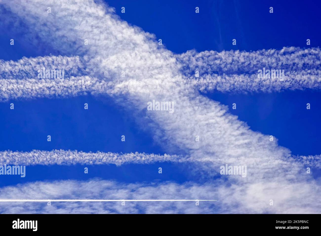 Contrailles, traces de vapeur nuages en forme de ligne produits par moteur d'avion, Banque D'Images