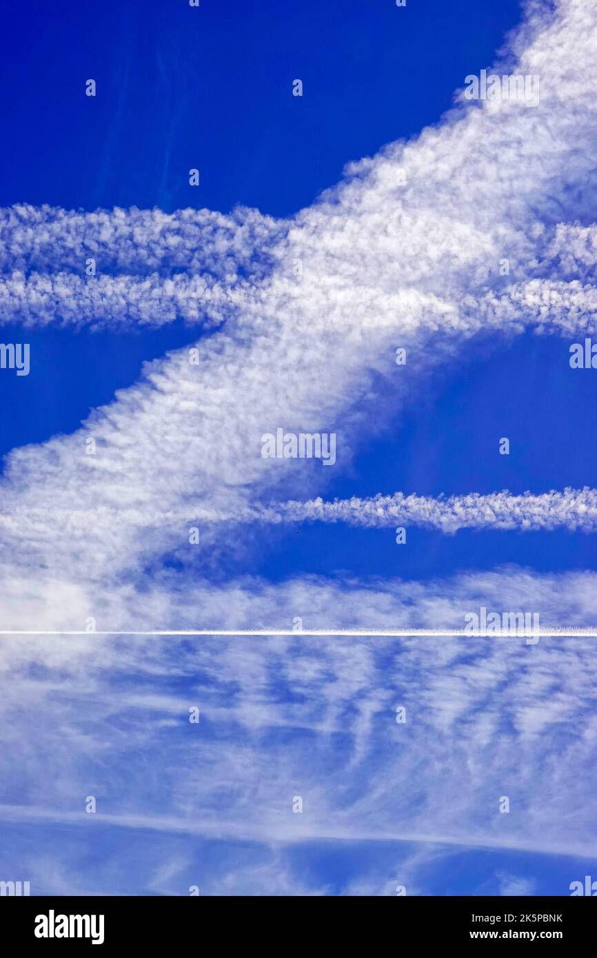 Contrailles, traces de vapeur nuages en forme de ligne produits par moteur d'avion, Banque D'Images