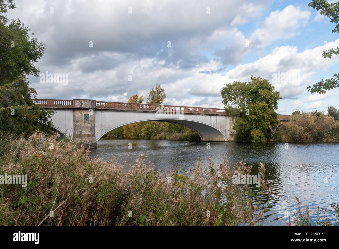 Albert Bridge de l'autre côté de la Tamise sur la route de Datchet près de Old Windsor, Berkshire, Angleterre, Royaume-Uni Banque D'Images