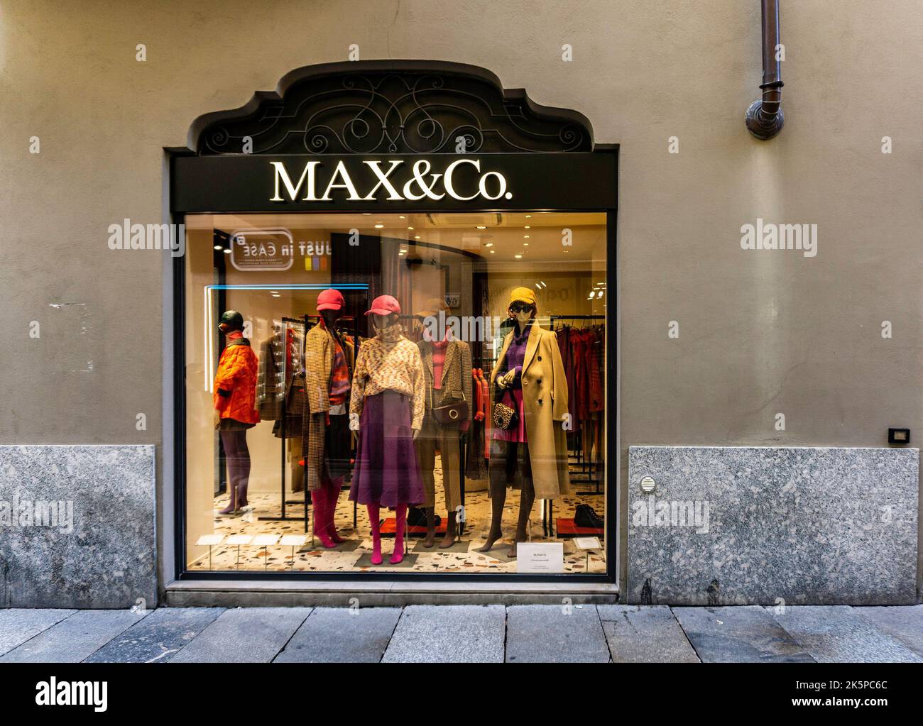 Magasin de vêtements italien pour femmes Banque de photographies et  d'images à haute résolution - Alamy