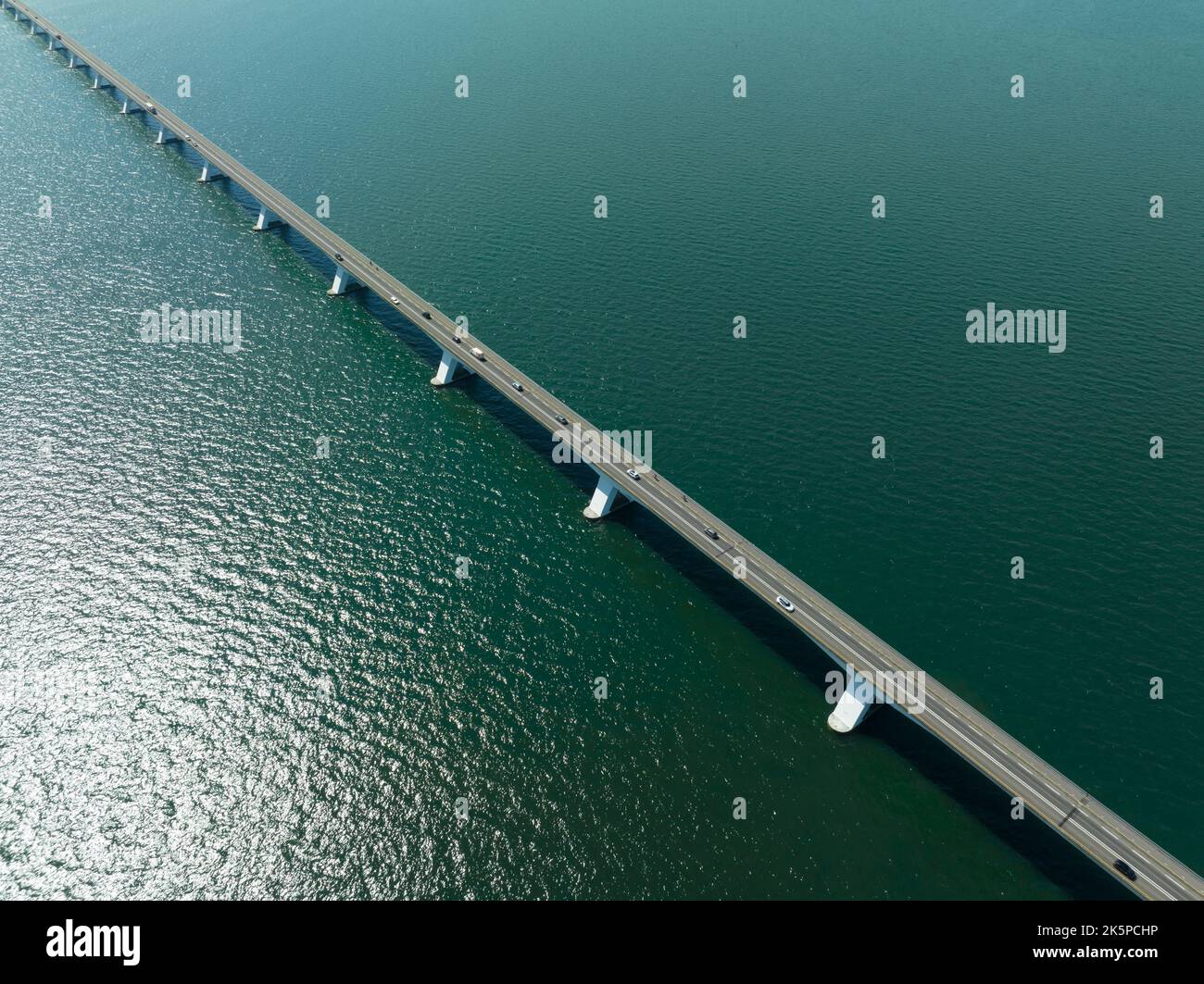 Pont de Zeelandbridge à l'infini dans la vue aérienne de drone de distance. Partie de Delta fonctionne. Infrastructure néerlandaise holland Zeeland. Livraison du transport Banque D'Images