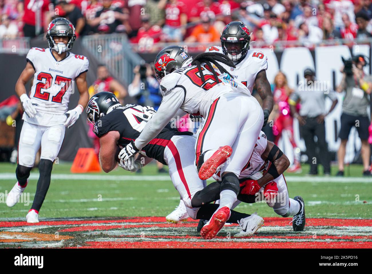Tampa Bay, Floride, États-Unis, 9 octobre 2022, Atlanta Falcons Tight End Parker Hesse #46 est attaqué dans le quartier 3rd au stade Raymond James. (Crédit photo: Marty Jean-Louis) crédit: Marty Jean-Louis/Alamy Live News Banque D'Images