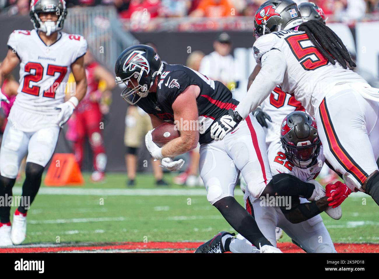 Tampa Bay, Floride, États-Unis, 9 octobre 2022, Atlanta Falcons Tight End Parker Hesse #46 est attaqué dans le quartier 3rd au stade Raymond James. (Crédit photo: Marty Jean-Louis) crédit: Marty Jean-Louis/Alamy Live News Banque D'Images