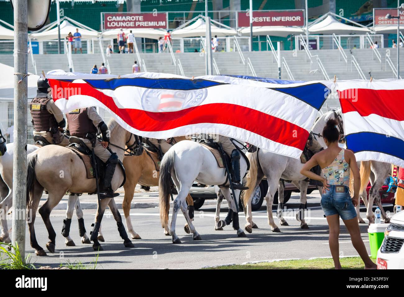 Salvador, Bahia, Brésil - 01 avril 2018: Cavalerie de la police militaire faisant la sécurité à l'extérieur du stade de football pour Bahia vs Vitoria match à Salvador, B Banque D'Images